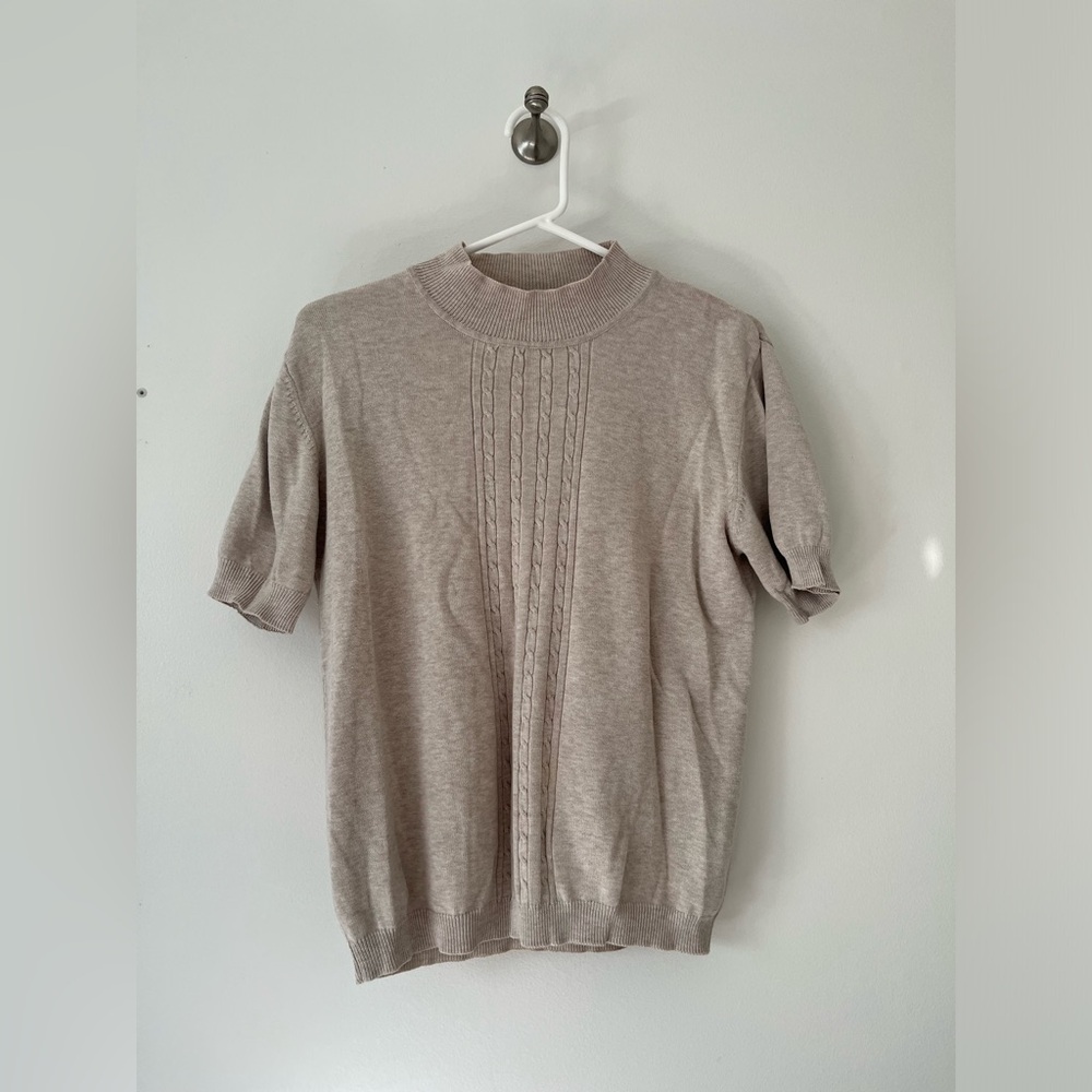 Women’s short puffed sleeve top